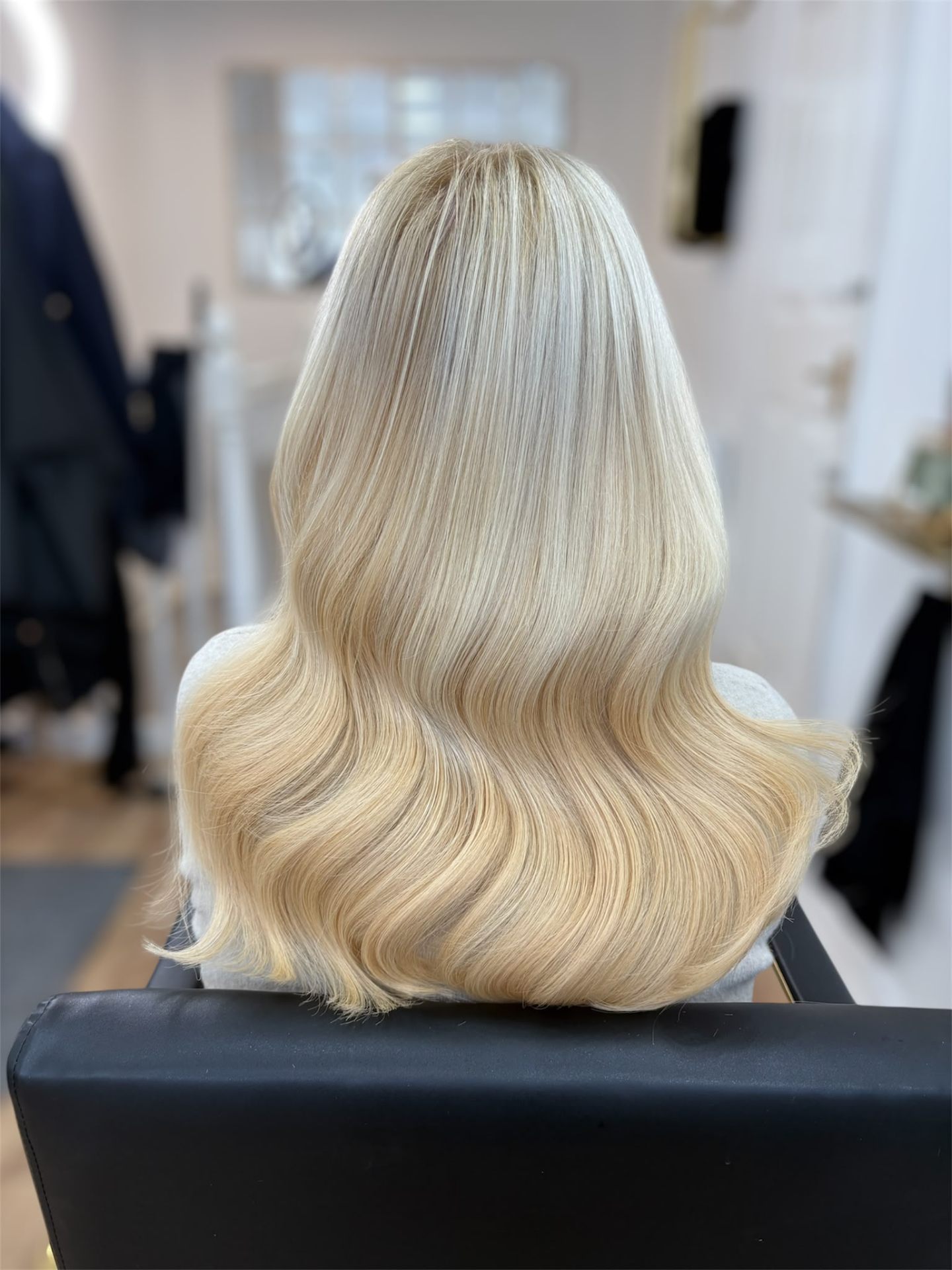 Old-Hollywood blonde waves, back view